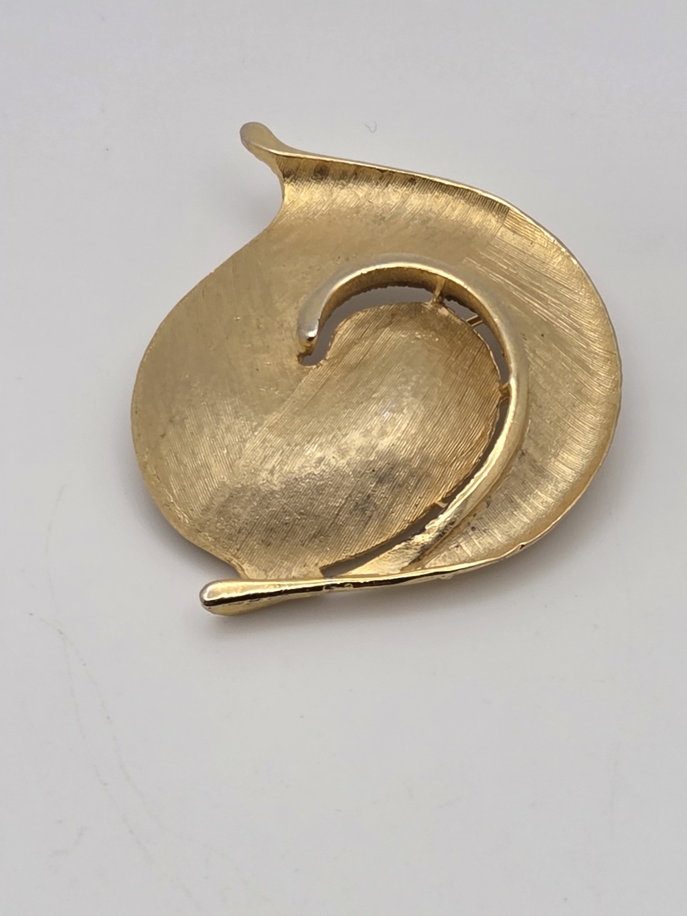 Vintage Trifari CT Gold Tone Swirl Leaf Brooch Mid-Century Modern Signed